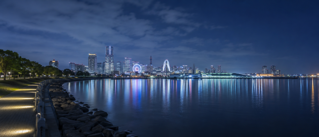 夜のみなとみらいのウォーターフロント景観と臨港パークの静かな水面